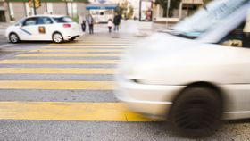 VIDEO Un tânăr de 18 ani a fost agresat de un polițist, în trafic. Bărbatul este cercetat disciplinar